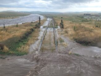 Calea ferată, acoperită de ape. FOTO CFR