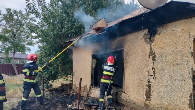 Pompierii militari au stins incendiul. FOTO ISU Delta